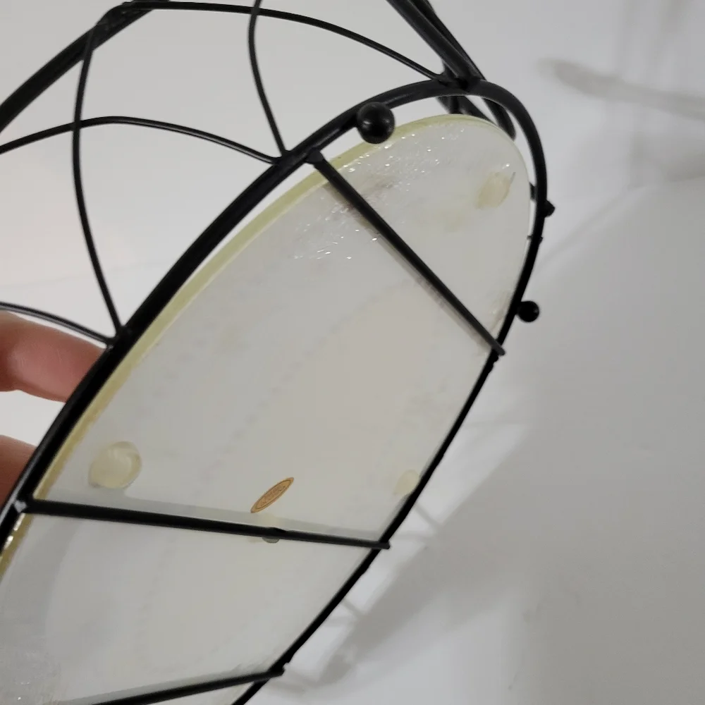 Temptations by Tara Wire Basket With Glass Trivet